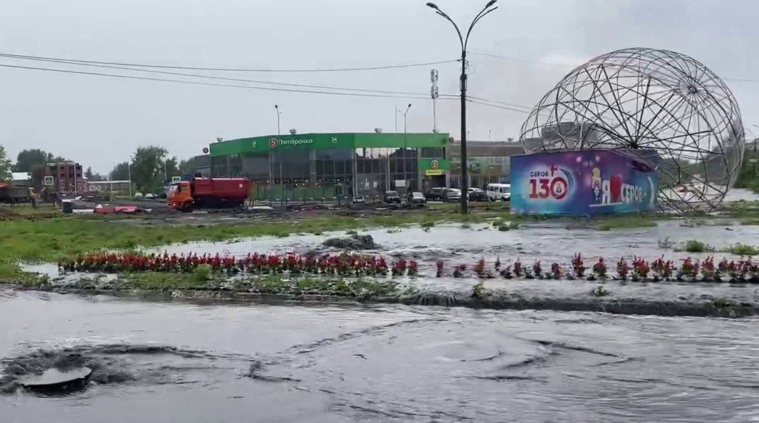 В Серове ветром и ливнем снесло юбилейный шар "на кольце"