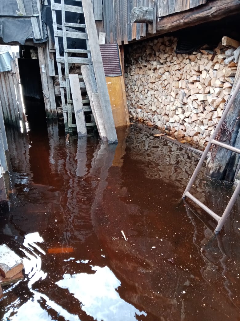 В серовском поселке Красноглинном талая вода до сих пор топит дома местных жителей