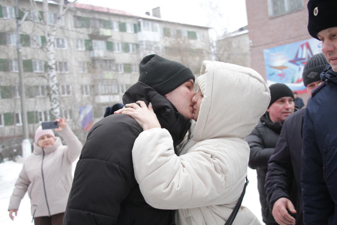 В Серове прошла очередная отправка призывников в армию. Проводили 18 новобранцев