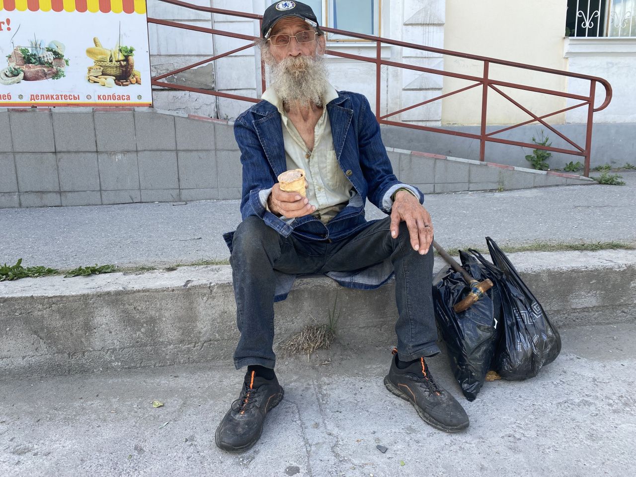 “Без денег ты не человек”. На улицах Серова пенсионер просит милостыню
