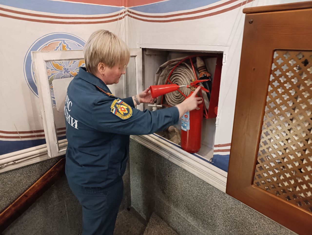 Перед Рождеством спасатели посетили серовские храмы и будут там дежурить во время служб