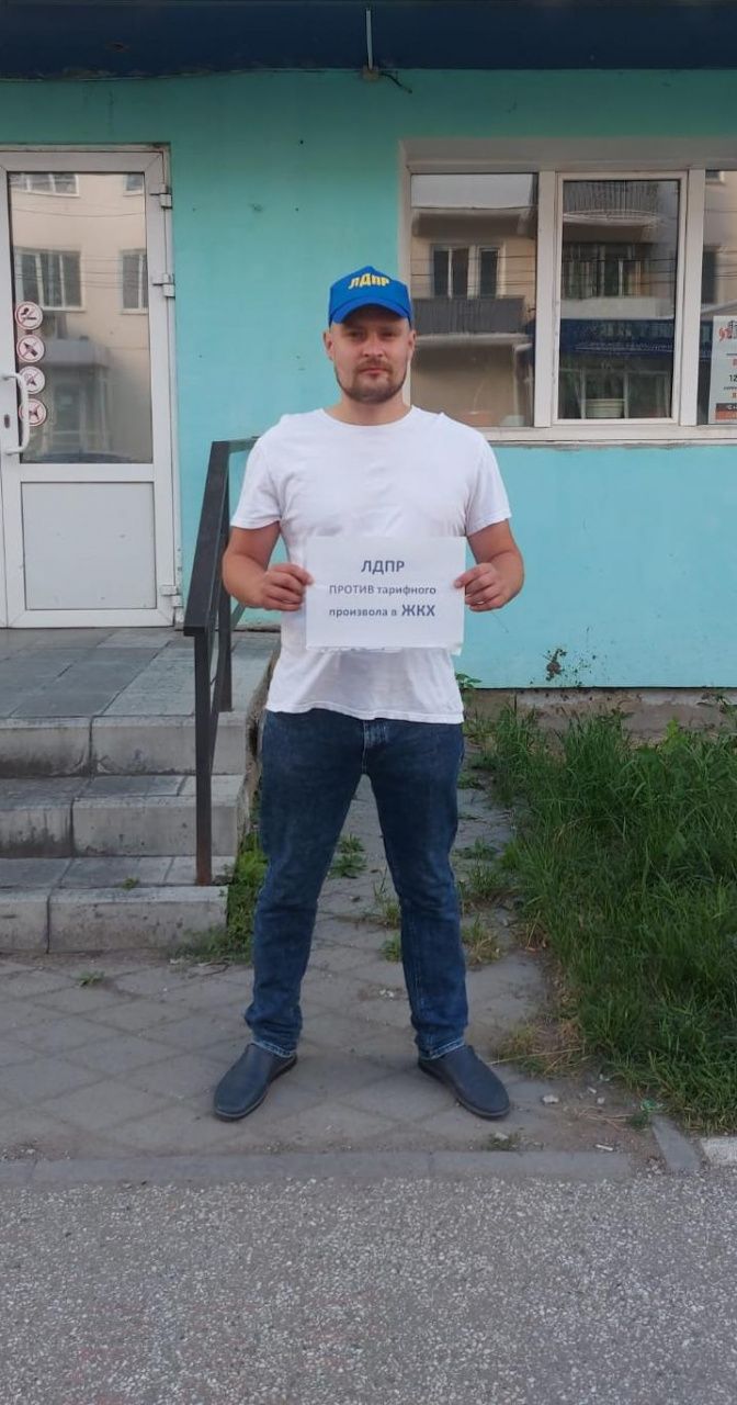 Серовчанин провел одиночный пикет против повышения цен на ЖКУ