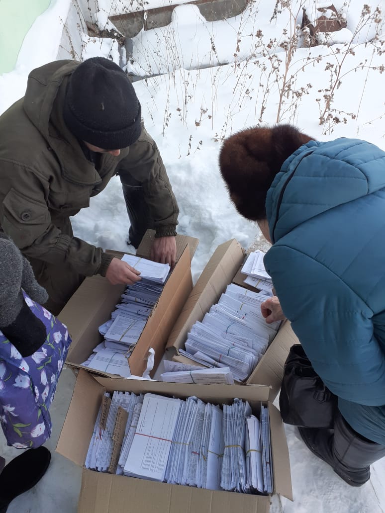 Инициатива почтальона? «Почта России» прокомментировала инцидент с квитанциями, выставленными в сугроб