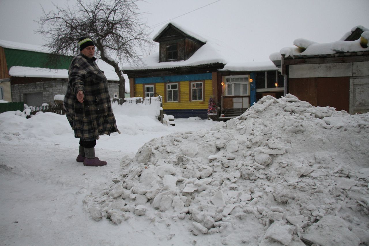 Жители частных домов Серова жалуются на снежные навалы, образовавшиеся на подходе после очистки дорог