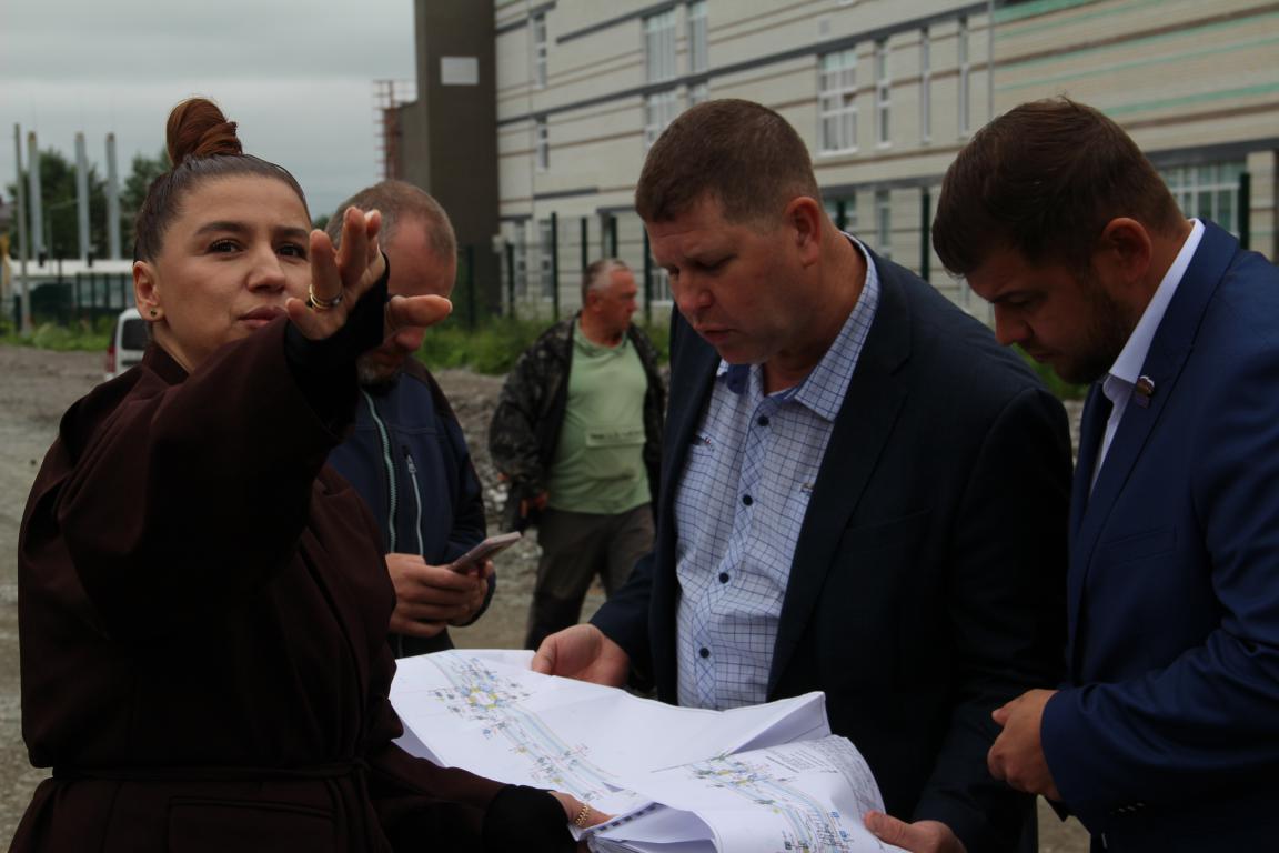 "В первую очередь мы делаем для людей, для детей". Глава Серова Александр Вовяков объехал городские стройплощадки