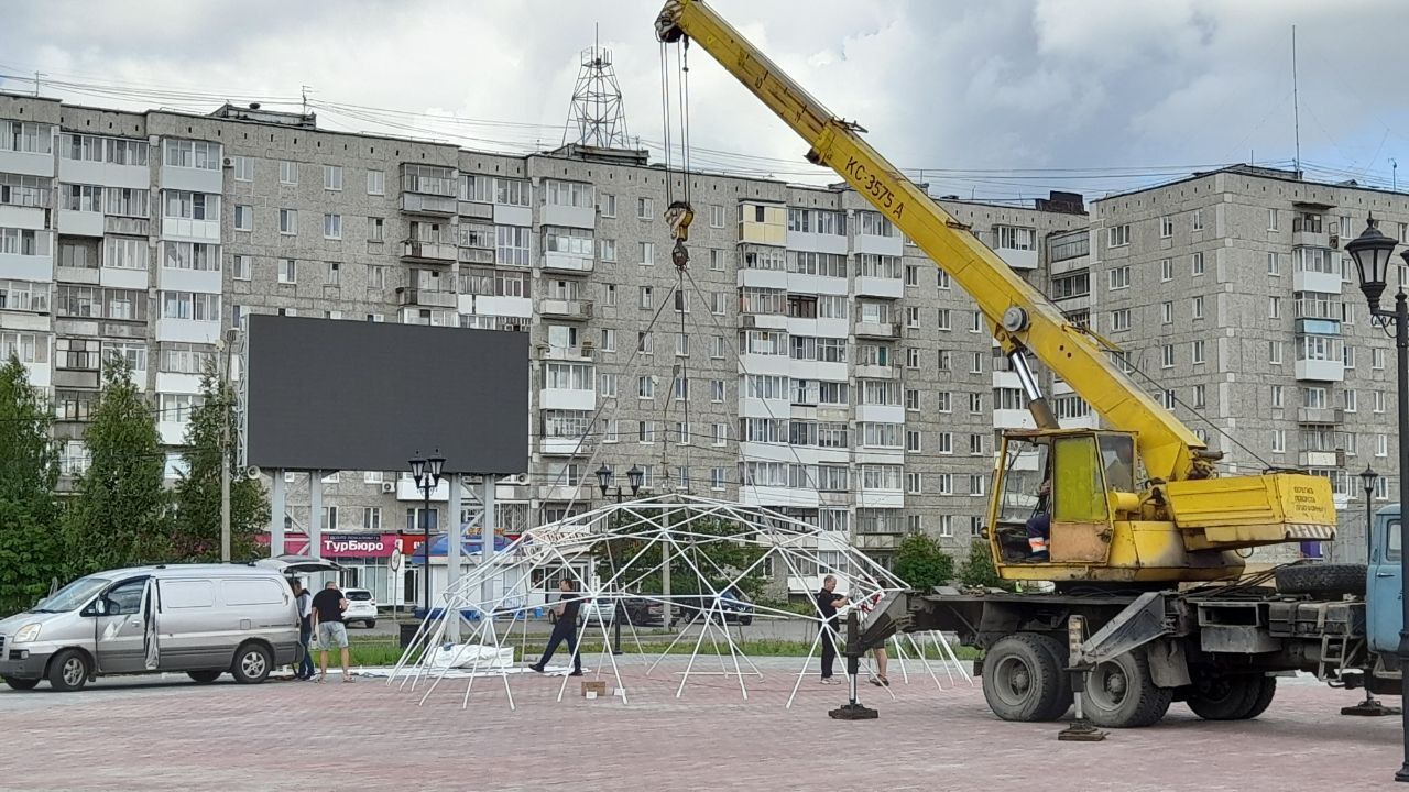 На центральной площади Серова монтируют купол для чтения лекций | Новости |  СеровГлобус.ру