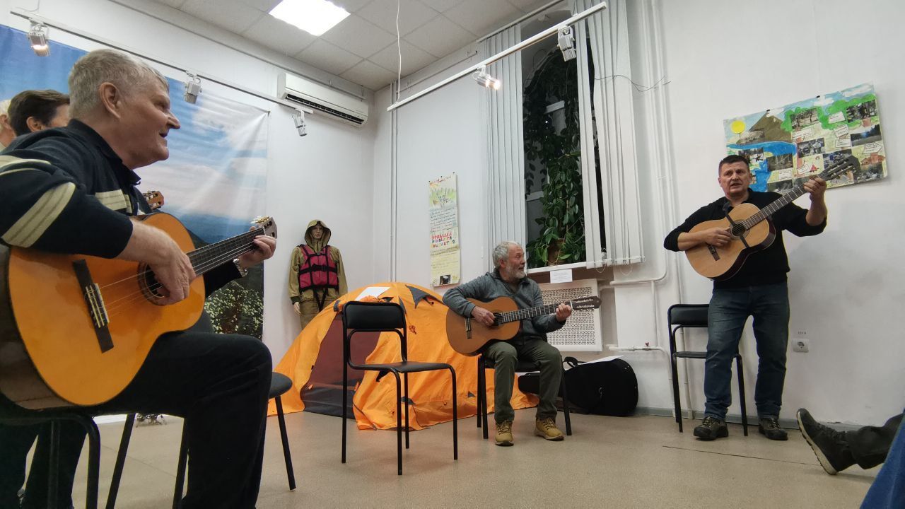 Четыре гитары и три десятка голосов. В музее звучали туристические песни и байки из походов