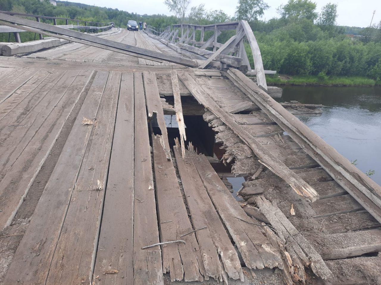 В Серове провалился въезд на мост. Мост люди ремонтировали самостоятельно четыре года назад