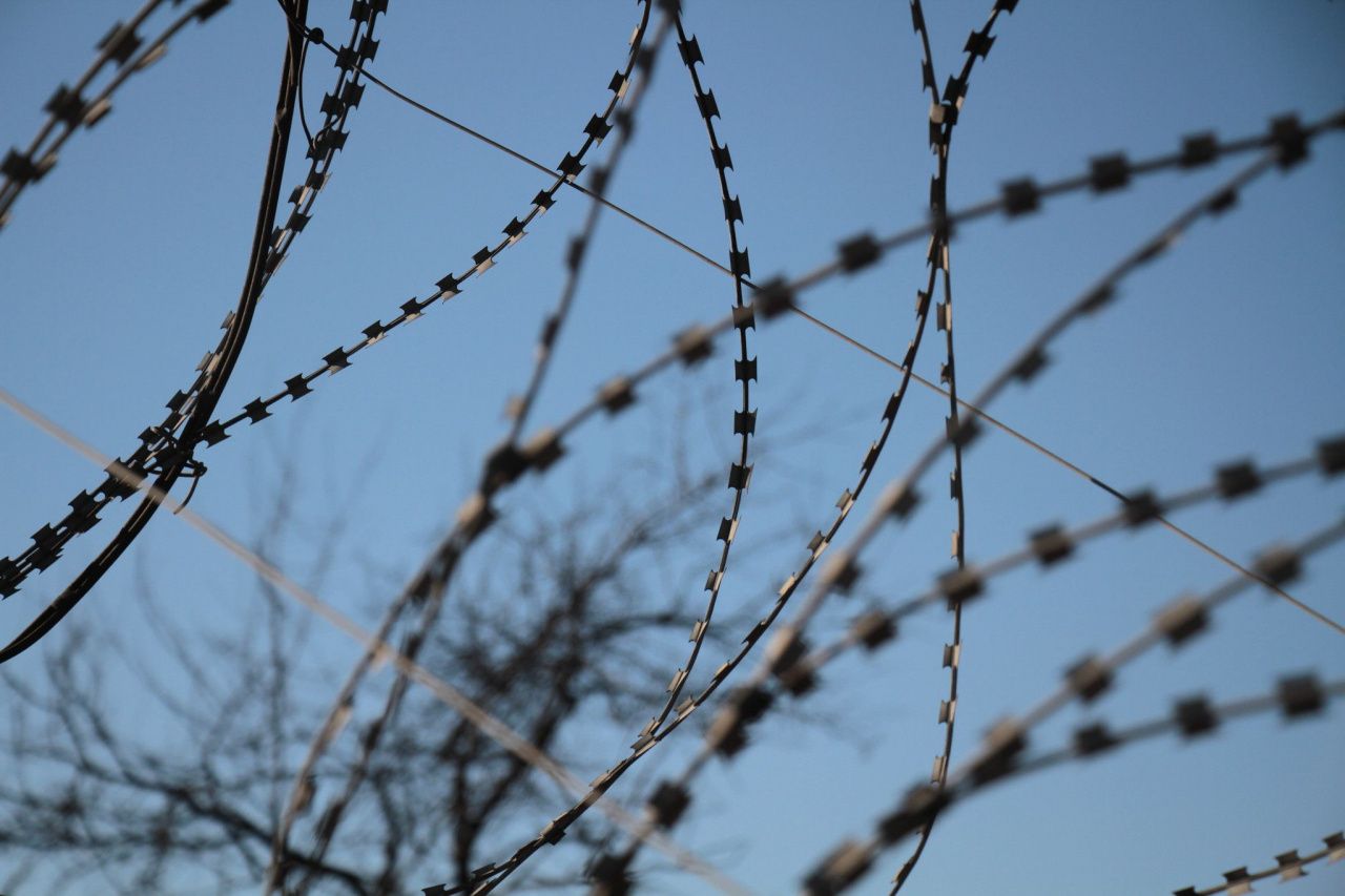 Приехал в Серов, пошел в лес по нужде, нашел наркотик, спрятал его в анальное отверстие, получил срок