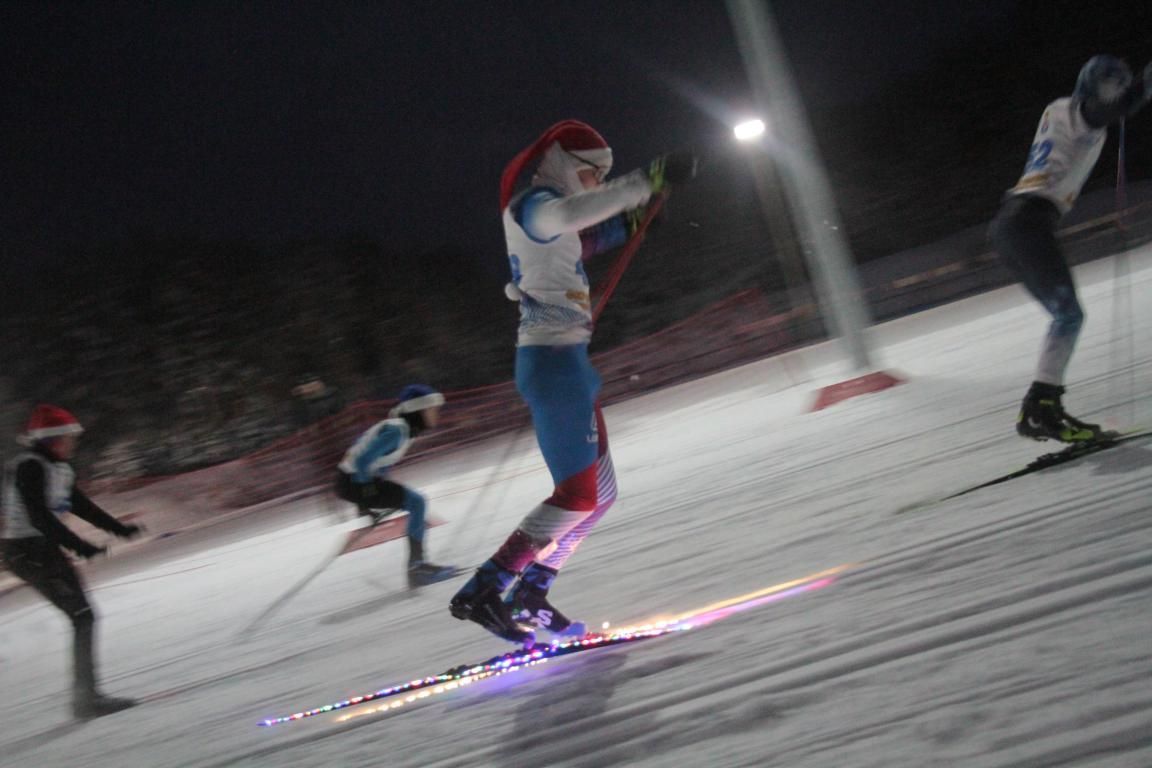 Кто быстрей – человек-паук, Снегурочка или медвежонок? В Серове прошла лыжная шоу-гонка