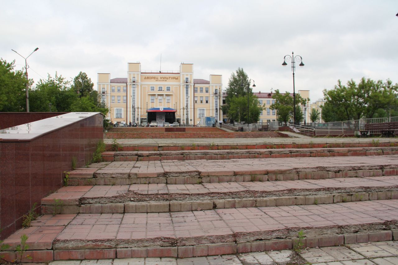 "Пока ничего не могу сказать". УКС - о разбитых ступенях у Дворца культуры металлургов
