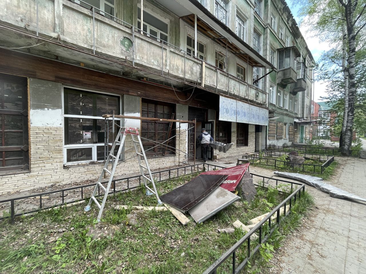 В аварийном доме на Февральской Революции заметили рабочих - разобрали фасад спа-салона