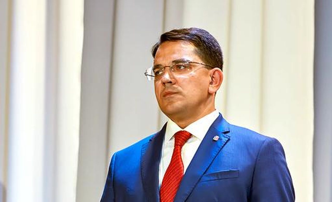 «У него будет висеть самый большой плакат по соблюдению морально-этических норм»: в «ЕР» решили строго не наказывать Александра Устинова