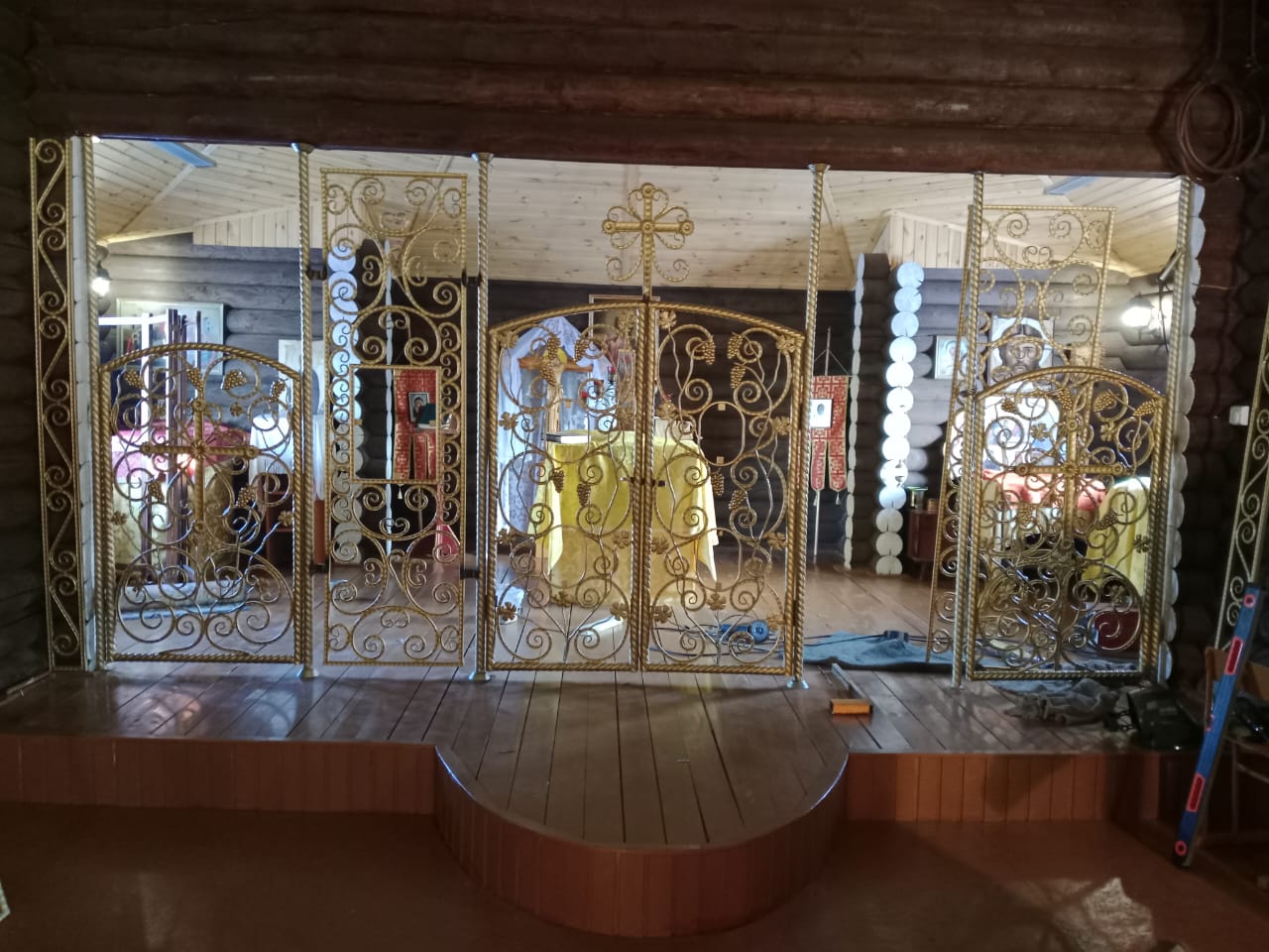 В Красноглинном продолжается строительство храма. Установлен кованный иконостас