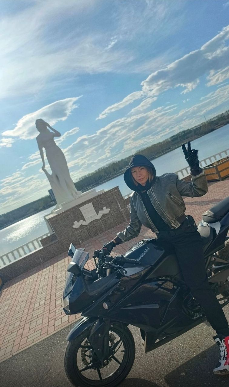 «Когда райдера выкидывает в дерево, никакая защита не спасет». Попавшей в ДТП серовчанке нужна помощь