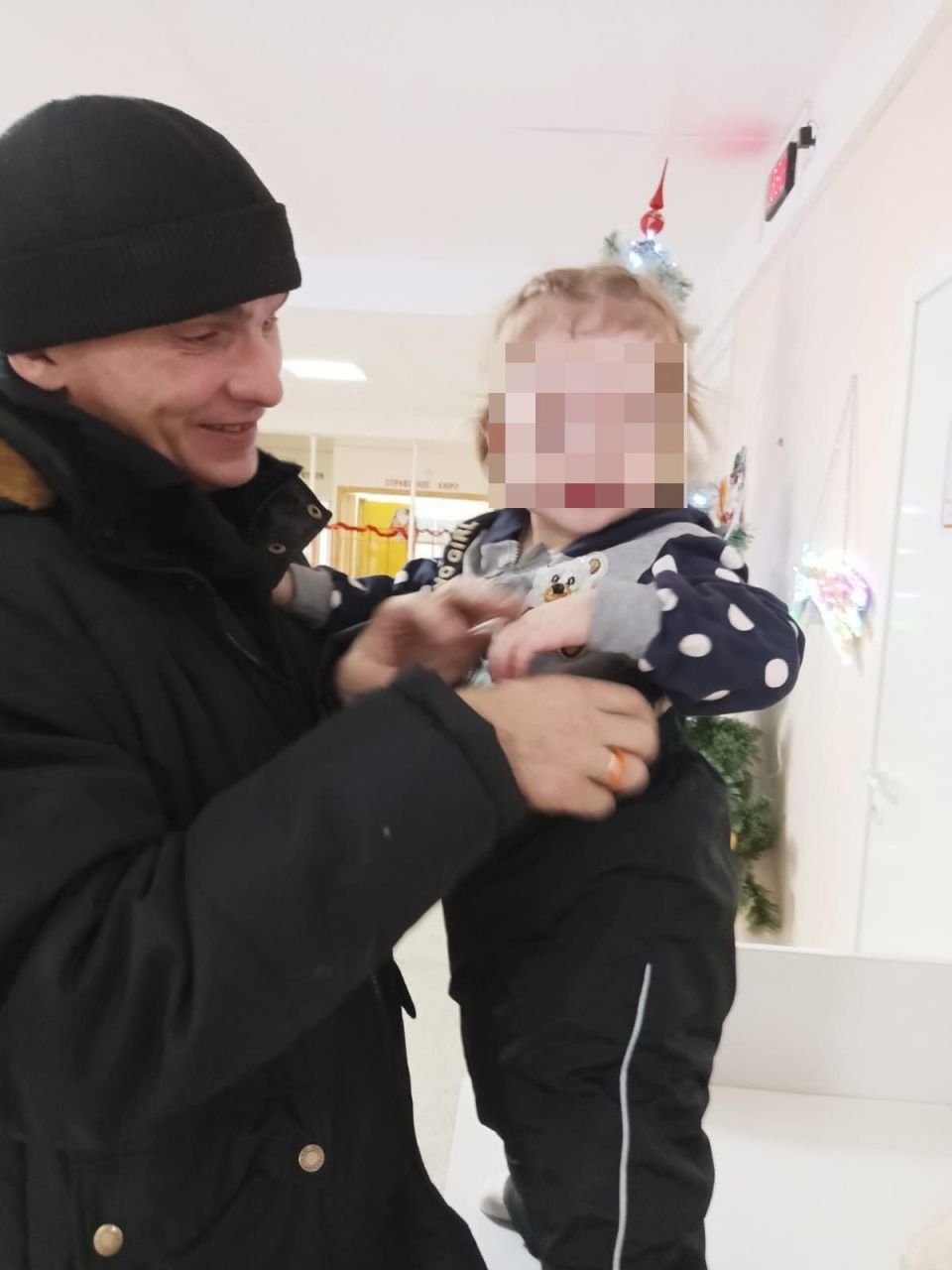Двухлетнюю девочку из Красноярки, которую отец нашел в сугробе, выписали из больницы