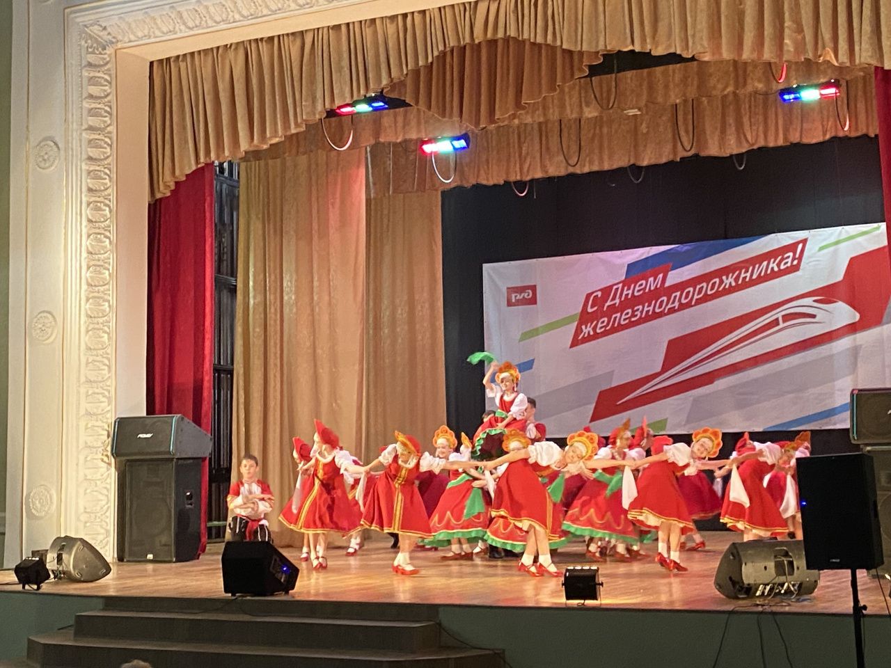 Эстафетой, аттракционами и концертом в Серове отпраздновали День железнодорожника