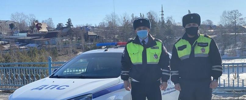 Сотрудники ГИБДД отремонтировали машину горожанке, застрявшей на перекрестке. Ранее они же спасли рыбака