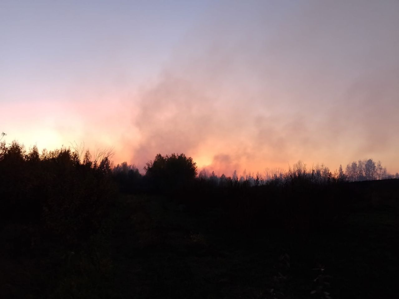 Серовские огнеборцы борются с пожарами в районе Новой Колы