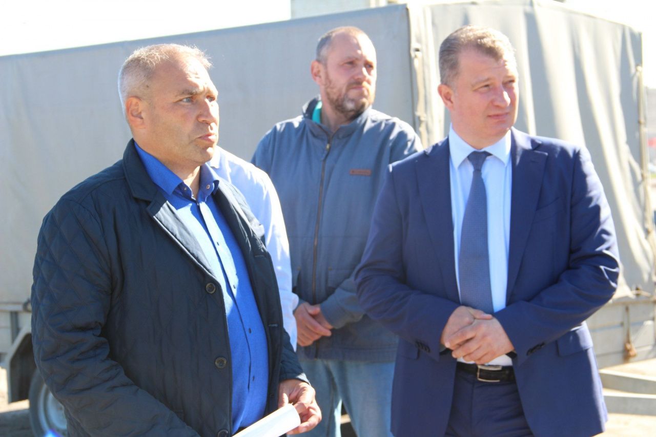 “Я сюда два раза в день приезжаю и все вижу”. Глава Серова потребовал подрядчика ускорить ремонт дорог