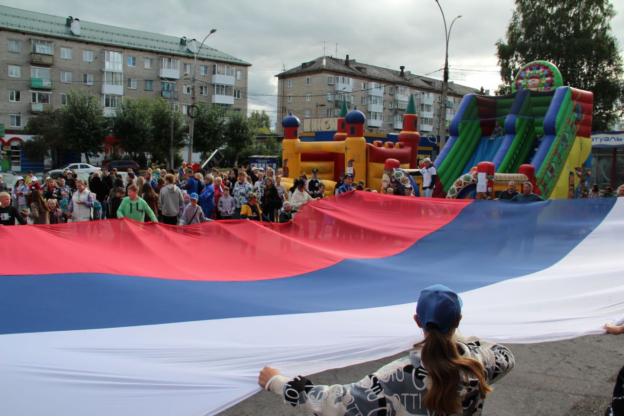Серовчане отметили День Государственного флага