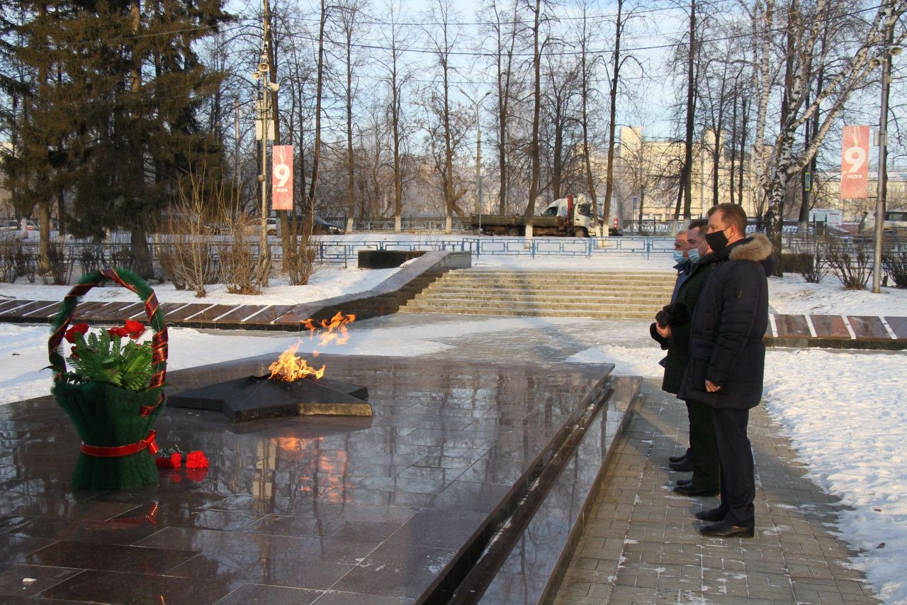 Глава Серова не разрешил коммунистам централизованно возложить цветы к «Вечному огню» 23 февраля