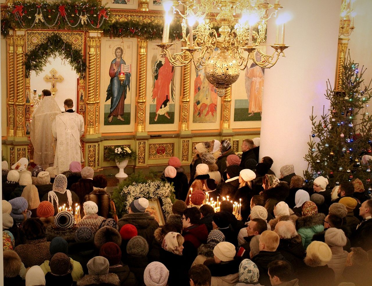 В Рождество в Преображенском соборе Серова было очень людно