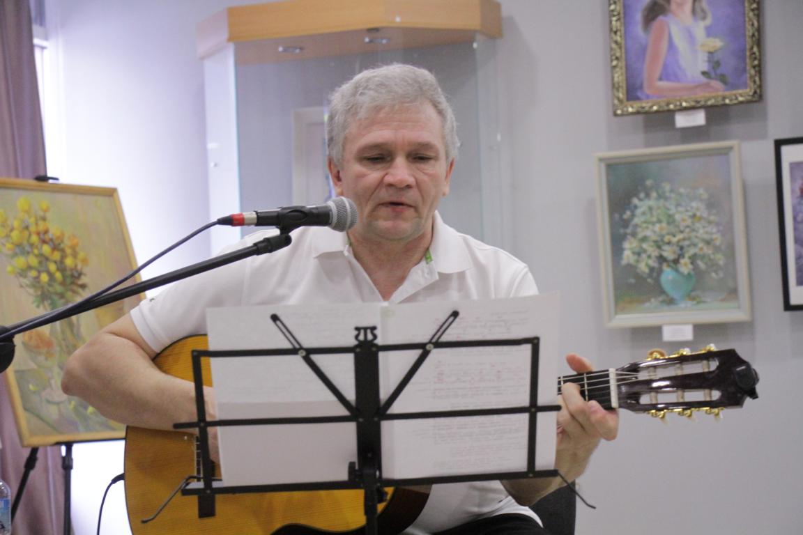 Связующая нить между бардами. В Серове прошел концерт-разговор, посвященный Владимиру Ланцбергу