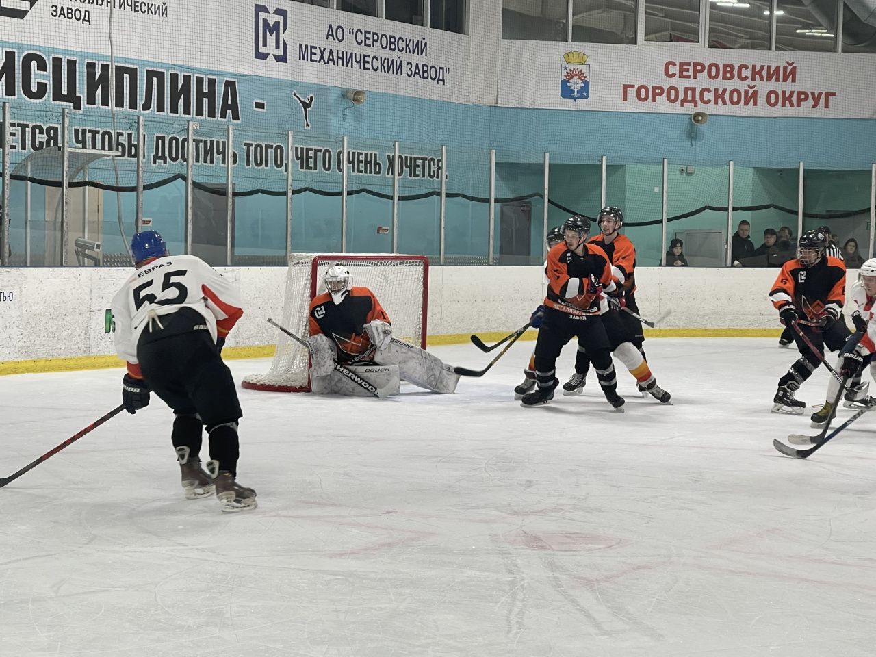 Серовчане проиграли качканарцам в первом матче плей-офф чемпионата по хоккею на приз Жукова