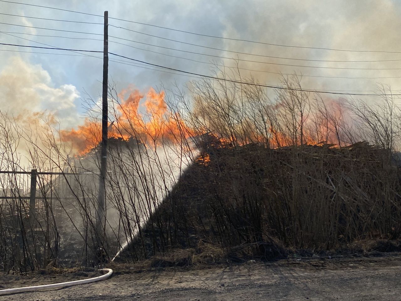 В Серове огонь уничтожил деревообрабатывающее предприятие 