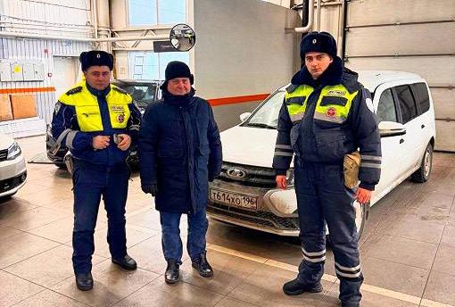 Серовские сотрудники ДПС помогли водителю и пассажиру, у которых заглох автомобиль на трассе в 40-градусный мороз