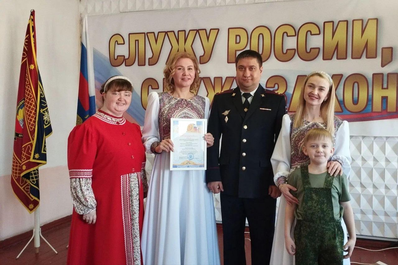 В полиции Серова ко Дню защитника Отчества провели собрание - вручили награды и погоны