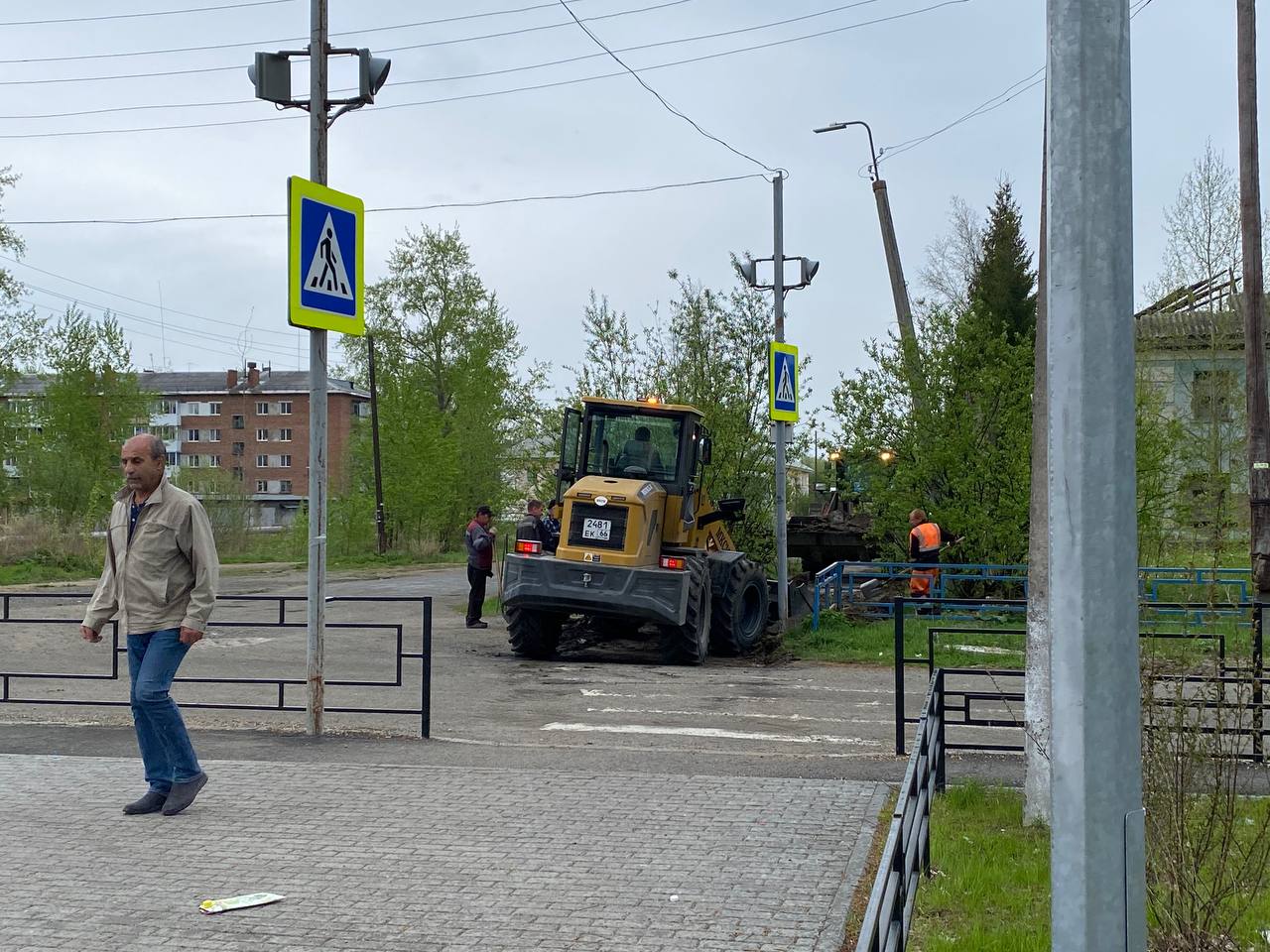 В поселке Энергетиков начался ремонт тротуара на улице Строителей