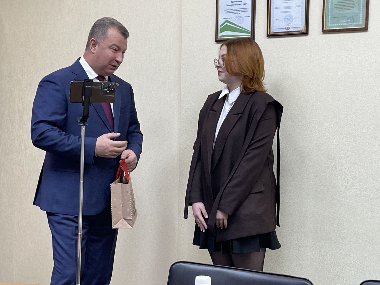 Министр образования региона подарил серовской школьнице книги Станиславского