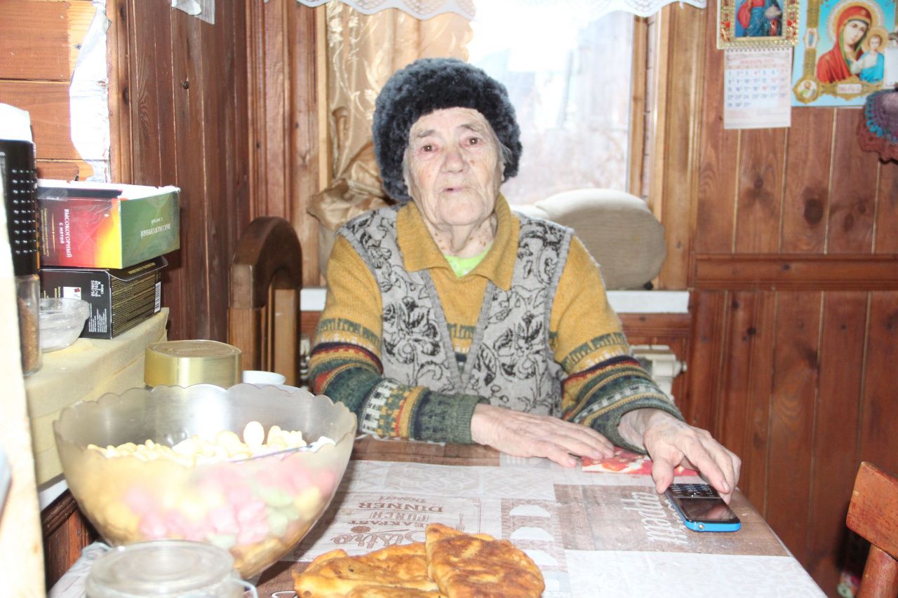 “Можно ворота на кладбище не закрывать”. Жители Морозково боятся закрытия ФАПа и магазина 