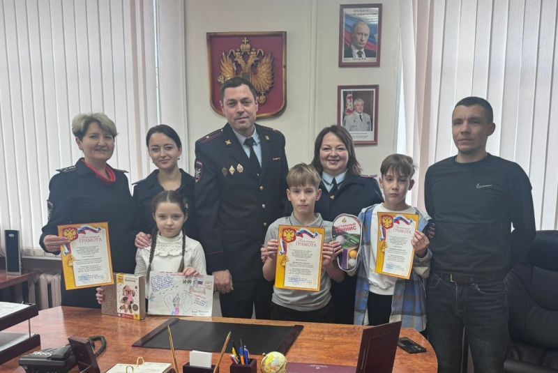 Линейный отдел полиции на станции Серов наградил ребят, победивших в конкурсе рисунка
