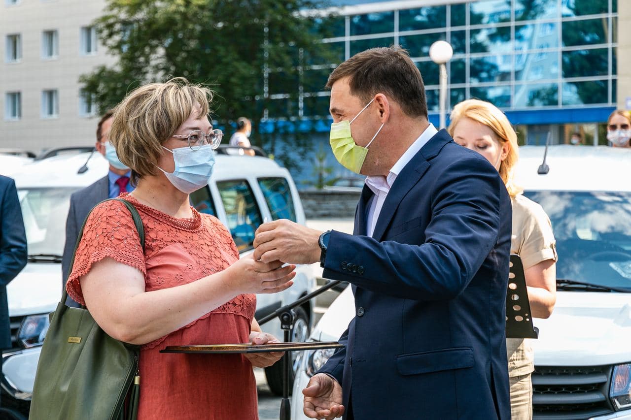 Евгений Куйвашев передал больницам региона новые санитарные автомобили, которые сделают медпомощь уральцам ещё доступнее  