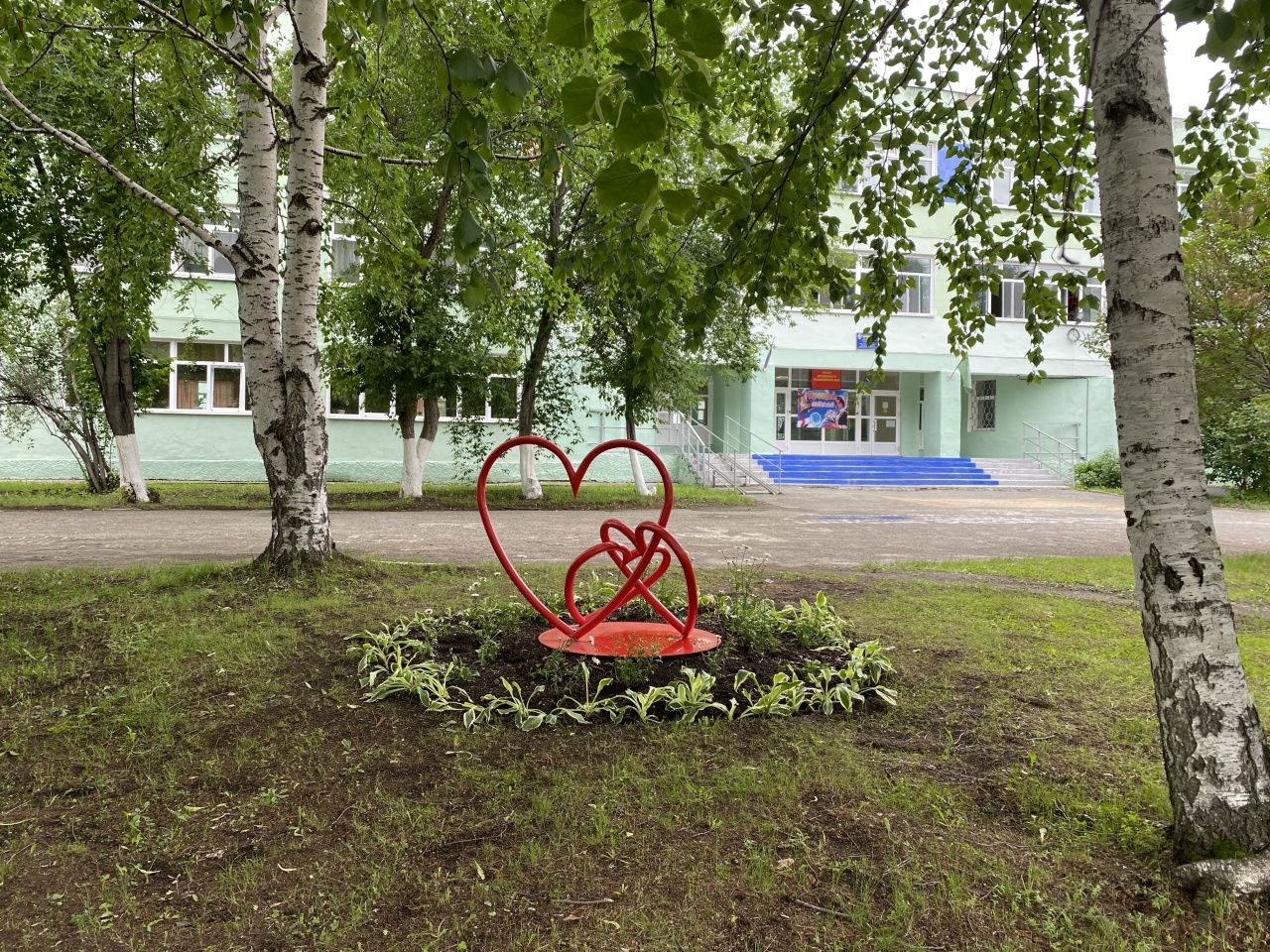 Перед одной из серовских школ появилась композиция из трех сердец