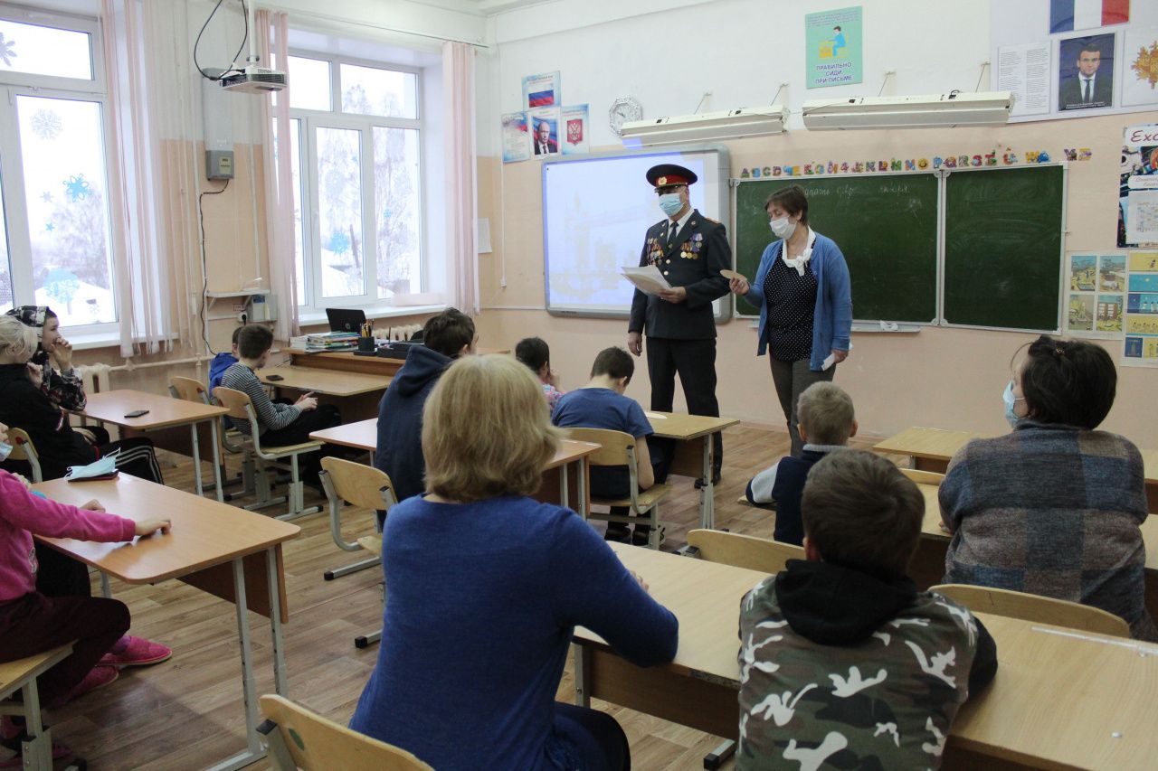 Полиция Серова рассказала детям о возрасте уголовной ответственности, вреде наркотиков и недопустимости участия в несанкционированных мероприятиях