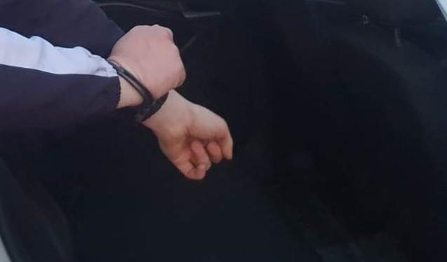 Житель Краснотурьинска во время задержания в Серове пытался спрятать наркотик во рту