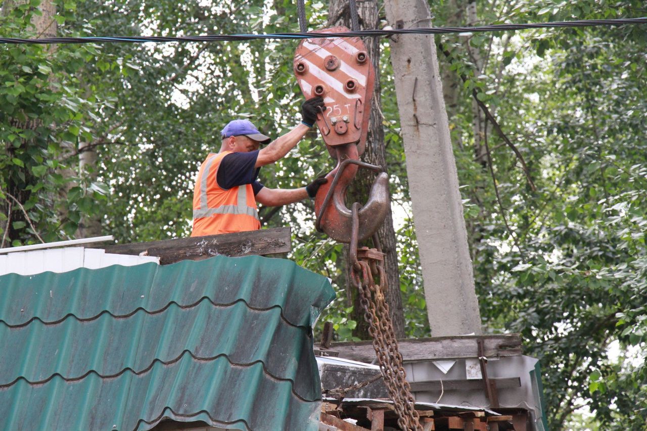 Власти Серова планируют демонтировать «самовольно установленные» павильон, забор и хозпостройку