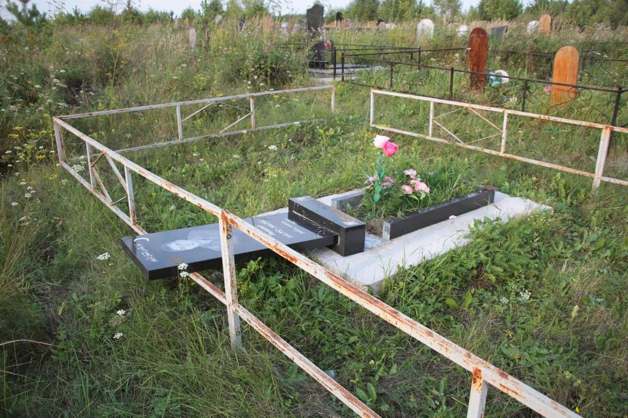 Полиция Серова установила личность "вандала", который надругался над могилами на кладбище в Филькино