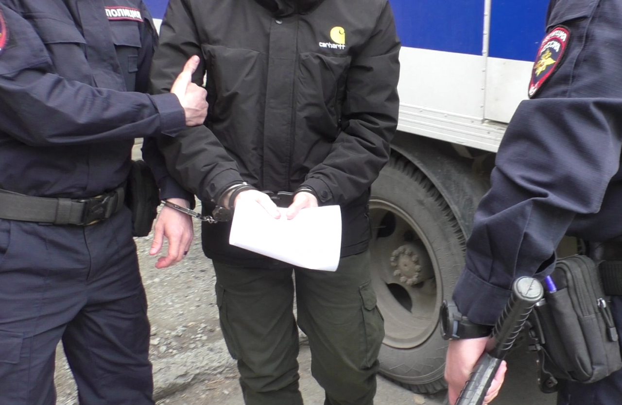 Полиция задержала курьера, забиравшего деньги у обманутых пенсионеров Серова и Карпинска