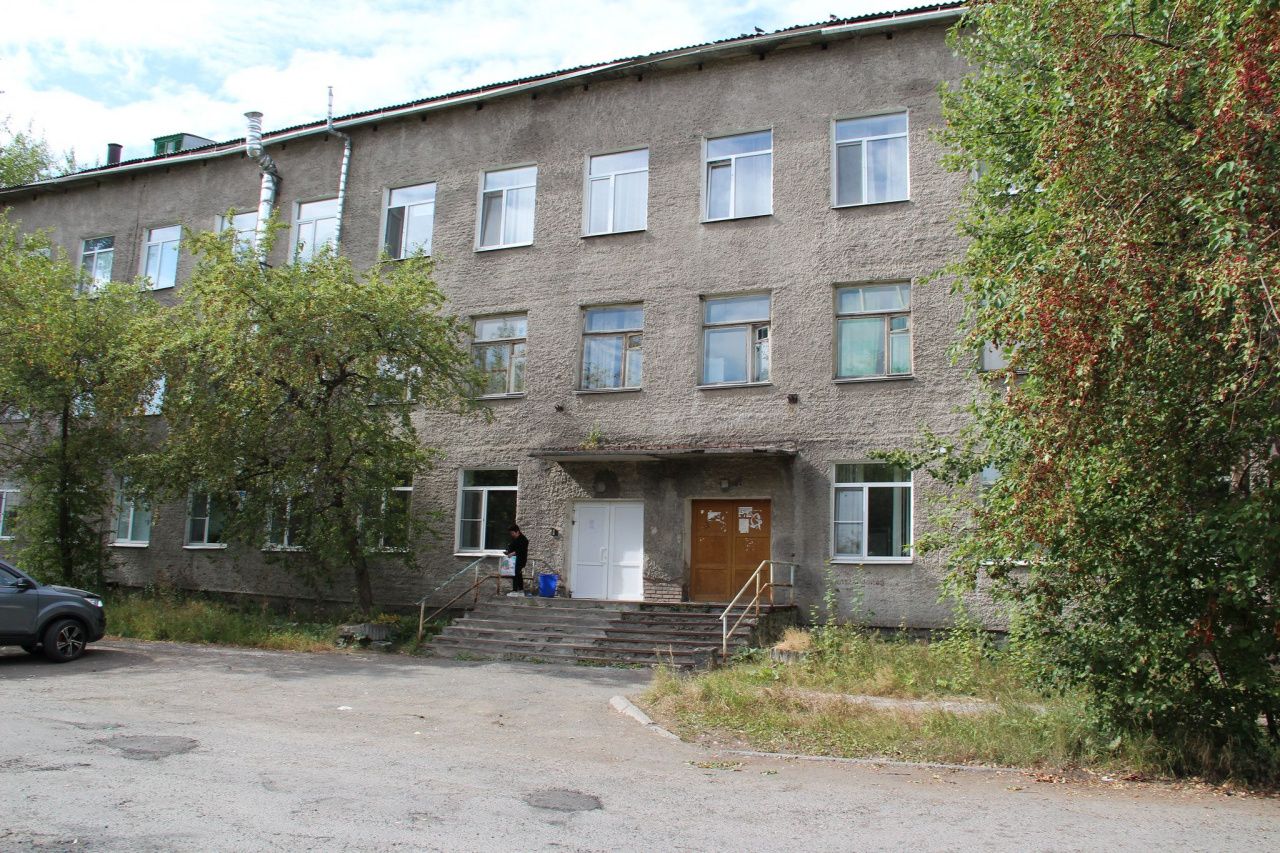 У здания терапии Серовской горбольницы откапиталят кровлю