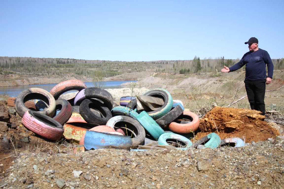 Обочины дороги до Андриановичей зарастают мусором, а на карьер вывозят старые покрышки-клумбы