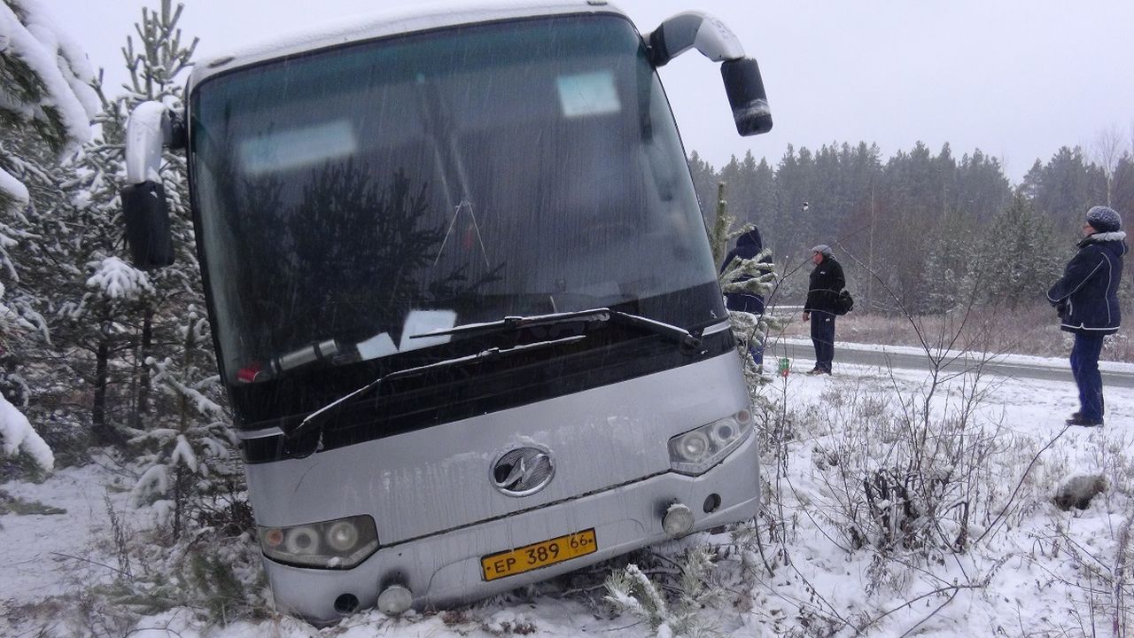Автобус из Североуральска попал в ДТП под Серовом. Госпитализированы две пассажирки