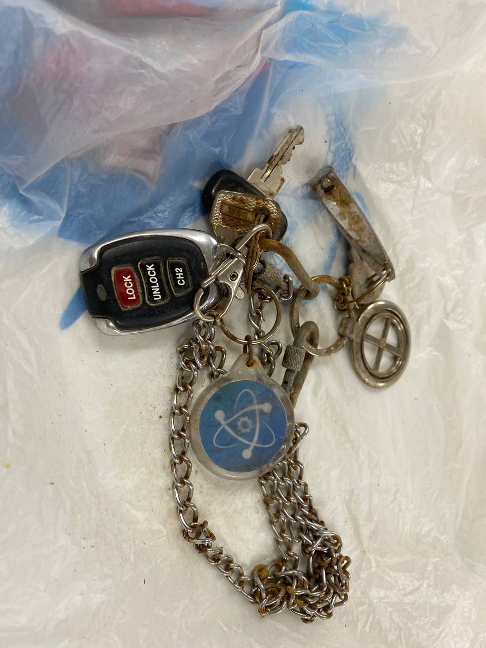 На кладбище серовчанин нашел ключи от автомобиля. Кто потерял - заберите в редакции