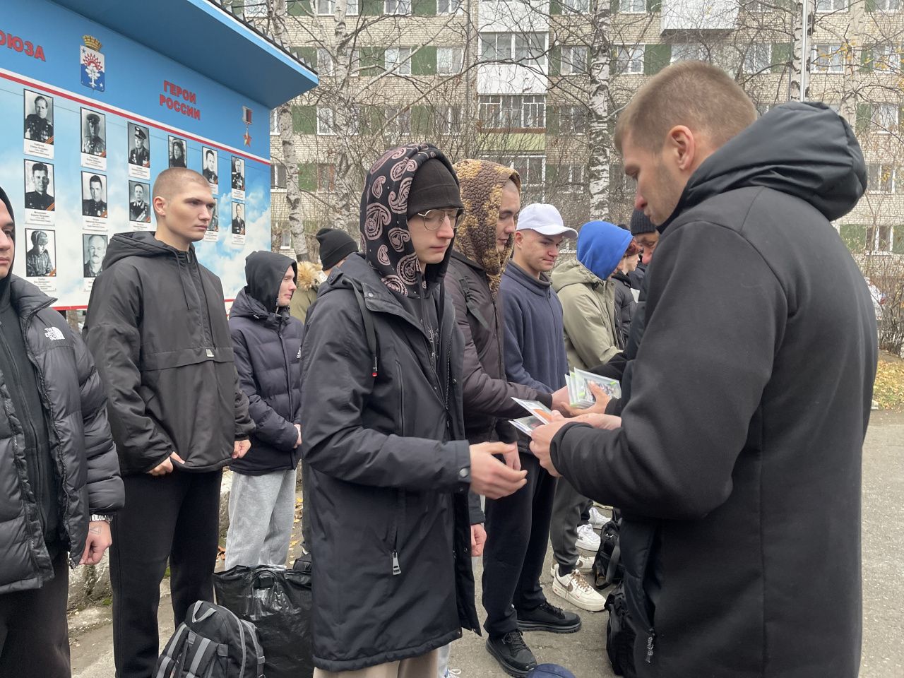 На срочную службу в армию из Серова отправили 17 призывников