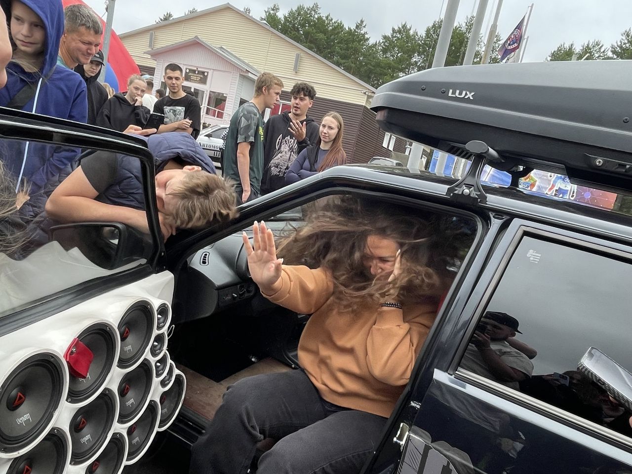 "Волосы дыбом", низкая посадка машин, выставка ретроавтомобилей. В Серове прошел “SEROVAUTOFEST-2025”