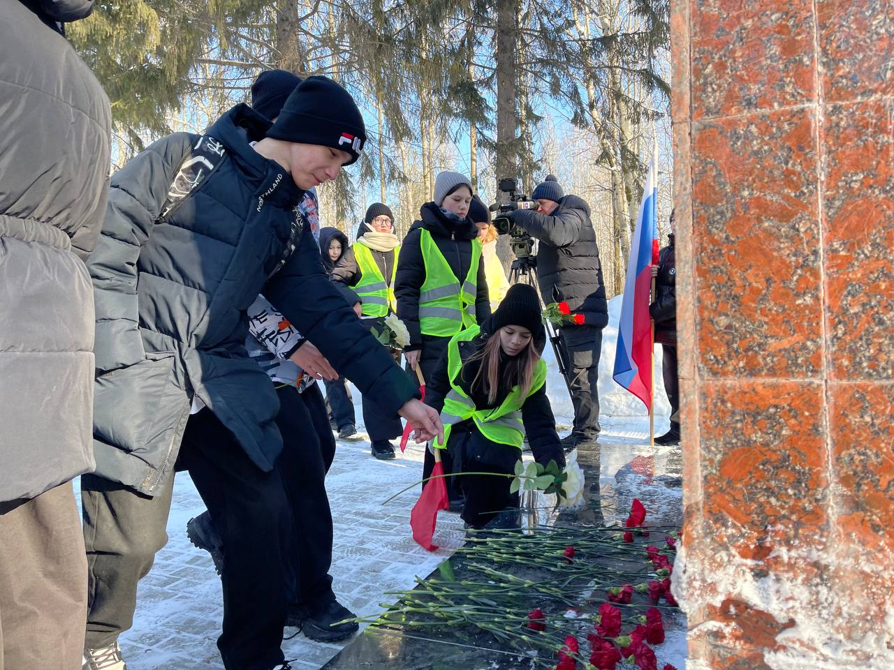 Серовские школьники возложили цветы на воинском захоронении